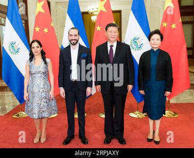 191203 -- PEKING, 3. Dezember 2019 -- der chinesische Präsident Xi Jinping und seine Frau Peng Liyuan posieren für Fotos mit El Salvadors Präsident Nayib Armando Bukele Ortez und seiner Frau in der Großen Halle des Volkes in Peking, Hauptstadt von China, 3. Dezember 2019. Der chinesische Präsident Xi Jinping führte am Dienstag in der Großen Halle des Volkes in Peking Gespräche mit dem Präsidenten von El Salvador, Nayib Armando Bukele Ortez. CHINA-PEKING-XI JINPING-EL SALVADOR-PRÄSIDENT-GESPRÄCHE CN HUANGXJINGWEN PUBLICATIONXNOTXINXCHN Stockfoto