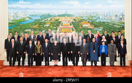 News Bilder des Tages 191203 -- PEKING, 3. Dezember 2019 -- der chinesische Präsident Xi Jinping posiert für ein Gruppenfoto mit ausländischen Delegierten, die in China waren, um an dem 2019 Imperial Springs International Forum teilzunehmen, bevor sie sie in der Großen Halle des Volkes in Peking, der Hauptstadt Chinas, am 3. Dezember 2019 trafen. CHINA-PEKING-XI JINPING-AUSLÄNDISCHE DELEGIERTE-IMPERIAL SPRINGS INT L FORUM-MEETING CN HUANGXJINGWEN PUBLICATIONXNOTXINXCHN Stockfoto