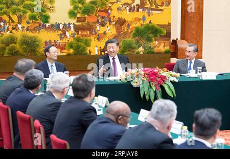 191203 -- PEKING, 3. Dezember 2019 -- der chinesische Präsident Xi Jinping trifft sich mit ausländischen Delegierten, die in China waren, um am 2019 Imperial Springs International Forum in der Großen Halle des Volkes in Peking, der Hauptstadt Chinas, am 3. Dezember 2019 teilzunehmen. CHINA-PEKING-XI JINPING-AUSLÄNDISCHE DELEGIERTE-IMPERIAL SPRINGS INT L FORUM-MEETING CN LIXTAO PUBLICATIONXNOTXINXCHN Stockfoto