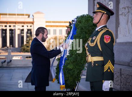 191203 -- PEKING, 3. Dezember 2019 -- Präsident Nayib Armando Bukele Ortez legt am 3. Dezember 2019 einen Kranz am Denkmal für die Volkshelden auf dem Tian-Anmen-Platz in Peking, der Hauptstadt Chinas. CHINA-PEKING-EL SALVADOR-PRÄSIDENT-DENKMAL-TRIBUT CN LIXXIANG PUBLICATIONXNOTXINXCHN Stockfoto