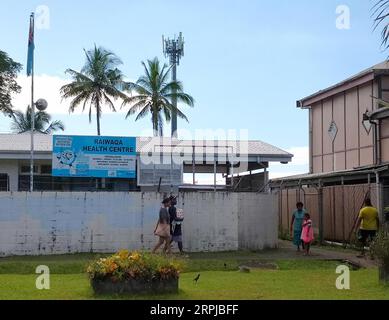 191204 -- SUVA, 4. Dezember 2019 -- Bewohner gehen zum Raiwaqa Gesundheitszentrum, um Masern-Impfstoff in Suva, Fidschi, 4. Dezember 2019 zu erhalten. Die zweite Phase der Masern-Impfkampagne begann am Mittwoch in der Hauptstadt von Fidschi, Suva. Die Impfkampagne richtet sich an Kinder, die keine zwei Dosen des Masern-Impfstoffes erhalten haben, jedes Kind im Alter von 12 und 18 Monaten, das immunisiert werden soll, Menschen, die ins Ausland reisen, medizinisches Personal sowie Flughafen- und Hotelpersonal im ganzen Land. Bis Dienstag gibt es 15 bestätigte Masern-Fälle in Fidschi. FIJI-SUVA-MASERN-IMMUNISIERUNG ZhangxYongxing PUBLICATIONxNOTxI Stockfoto