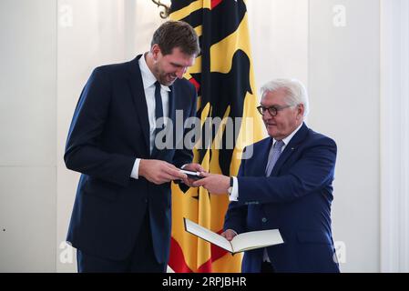 191204 -- BERLIN, 4. Dezember 2019 -- der ehemalige deutsche Basketballspieler Dirk Nowitzki L erhält am 4. Dezember 2019 vom deutschen Präsidenten Frank-Walter Steinmeier den Verdienstorden der Bundesrepublik Deutschland im Schloss Bellevue in der Hauptstadt Berlins. SPGERMANY-BERLIN-BASKETBALL-DIRK NOWITZKI ShanxYuqi PUBLICATIONxNOTxINxCHN Stockfoto