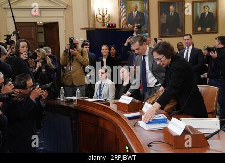 191204 -- WASHINGTON, 4. Dezember 2019 -- Noah Feldman 2nd R, Front, Professor für Recht an der Harvard Law School, und Stanford University Law Professor Pamela Karlan 1st R, Front, warten darauf, vor dem US-Justizausschuss am Capitol Hill in Washington D.C., USA, am 4. Dezember 2019 auszusagen. Das von der Demokratischen Partei geführte Justizkomitee des Repräsentantenhauses übernahm ein monatelanges Amtsenthebungsverfahren gegen US-Präsident Donald Trump, indem es seine erste Anhörung am Mittwoch abhielt. U.S.-WASHINGTON D.C.-HOUSE-JUDICIARY COMMITTEE-HEARING-IMPEACHMENT INVESTIGATION-TRUMP LIUXJIE PUBLICATIONXNOTXINXCHN Stockfoto