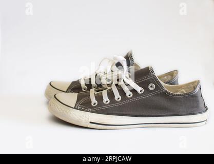 Graue Turnschuhe isoliert auf weißem Hintergrund Stockfoto