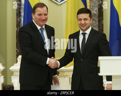 191205 -- KIEW, 5. Dezember 2019 -- der ukrainische Präsident Wolodymyr Zelensky R hat den schwedischen Premierminister Stefan Lofven am 4. Dezember 2019 in Kiew, Ukraine, besucht. Der ukrainische Präsident Wolodymyr Zelensky und der schwedische Premierminister Stefan Lofven erörterten die Vertiefung der wirtschaftlichen Zusammenarbeit, berichtete die Website des Präsidenten am Mittwoch. Foto von /Xinhua UKRAINE-KIEW-SCHWEDEN-DIPLOMATIE SergeyxStarostenko PUBLICATIONxNOTxINxCHN Stockfoto