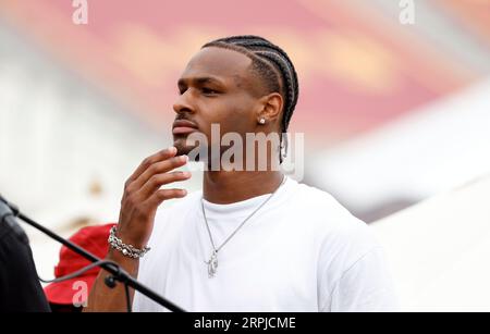 Am 2. September 2023 beobachtet der USC-Basketballspieler Bronny James das NCAA-Fußballspiel zwischen dem Nevada Wolf Pack und USC Trojans im Los Angeles Coliseum in Los Angeles, Kalifornien. Obligatorischer Fotokredit: Charles Baus/CSM Stockfoto