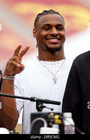 Am 2. September 2023 beobachtet der USC-Basketballspieler Bronny James das NCAA-Fußballspiel zwischen dem Nevada Wolf Pack und USC Trojans im Los Angeles Coliseum in Los Angeles, Kalifornien. Obligatorischer Fotokredit: Charles Baus/CSM Stockfoto