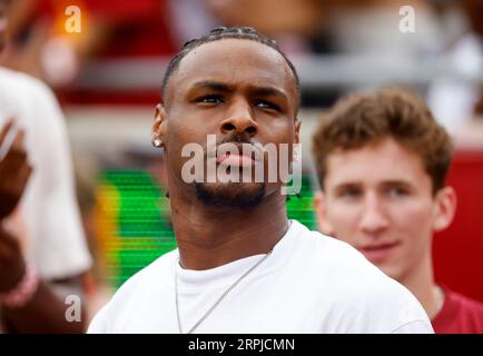 Am 2. September 2023 beobachtet der USC-Basketballspieler Bronny James das NCAA-Fußballspiel zwischen dem Nevada Wolf Pack und USC Trojans im Los Angeles Coliseum in Los Angeles, Kalifornien. Obligatorischer Fotokredit: Charles Baus/CSM Stockfoto