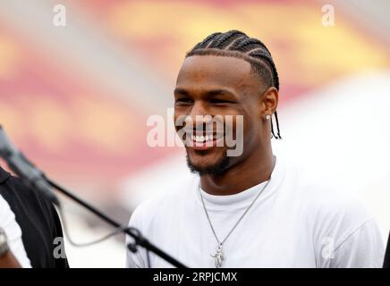 Am 2. September 2023 beobachtet der USC-Basketballspieler Bronny James das NCAA-Fußballspiel zwischen dem Nevada Wolf Pack und USC Trojans im Los Angeles Coliseum in Los Angeles, Kalifornien. Obligatorischer Fotokredit: Charles Baus/CSM Stockfoto