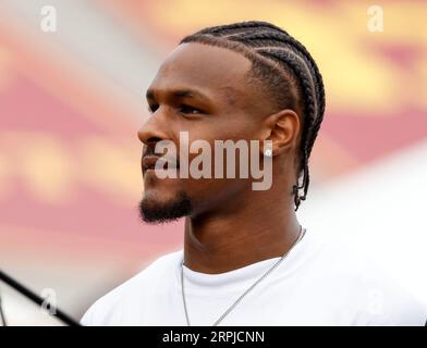 Am 2. September 2023 beobachtet der USC-Basketballspieler Bronny James das NCAA-Fußballspiel zwischen dem Nevada Wolf Pack und USC Trojans im Los Angeles Coliseum in Los Angeles, Kalifornien. Obligatorischer Fotokredit: Charles Baus/CSM Stockfoto