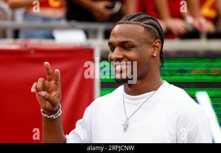 Am 2. September 2023 beobachtet der USC-Basketballspieler Bronny James das NCAA-Fußballspiel zwischen dem Nevada Wolf Pack und USC Trojans im Los Angeles Coliseum in Los Angeles, Kalifornien. Obligatorischer Fotokredit: Charles Baus/CSM Stockfoto