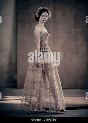 191204 -- VERONA ITALIEN, 4. Dezember 2019 Xinhua -- das am 3. Dezember 2019 veröffentlichte Bild zeigt ein Foto der britischen Schauspielerin Mia Goth für den Pirelli-Kalender 2020, aufgenommen vom italienischen Fotografen Paolo Robasi. Der Pirelli-Kalender 2020 von Paolo RoBremen, der Julia sucht, wurde am Dienstag in Verona, der norditalienischen Stadt, der Öffentlichkeit vorgestellt. Inspiriert von Shakespeares zeitlosem Drama hat Paolo Rosä die Julia, die in jeder Frau existiert, mit Claire Foy, Mia Goth, Li Yuchun Chris Lee, Indya Moore, Rosalia, Stella Rokä, Yara Shahidi, Kristen Stewart und Emma Stockfoto