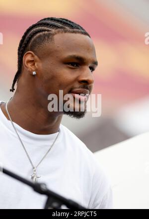 Am 2. September 2023 beobachtet der USC-Basketballspieler Bronny James das NCAA-Fußballspiel zwischen dem Nevada Wolf Pack und USC Trojans im Los Angeles Coliseum in Los Angeles, Kalifornien. Obligatorischer Fotokredit: Charles Baus/CSM Stockfoto