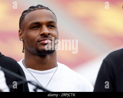 Am 2. September 2023 beobachtet der USC-Basketballspieler Bronny James das NCAA-Fußballspiel zwischen dem Nevada Wolf Pack und USC Trojans im Los Angeles Coliseum in Los Angeles, Kalifornien. Obligatorischer Fotokredit: Charles Baus/CSM Stockfoto