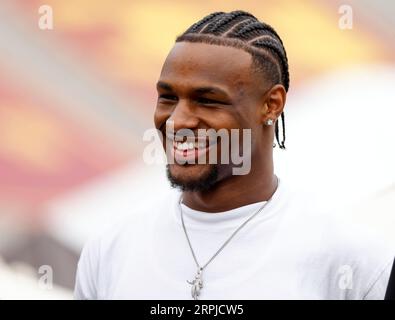 Am 2. September 2023 beobachtet der USC-Basketballspieler Bronny James das NCAA-Fußballspiel zwischen dem Nevada Wolf Pack und USC Trojans im Los Angeles Coliseum in Los Angeles, Kalifornien. Obligatorischer Fotokredit: Charles Baus/CSM Stockfoto