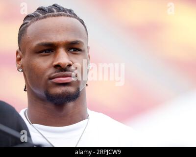 Am 2. September 2023 beobachtet der USC-Basketballspieler Bronny James das NCAA-Fußballspiel zwischen dem Nevada Wolf Pack und USC Trojans im Los Angeles Coliseum in Los Angeles, Kalifornien. Obligatorischer Fotokredit: Charles Baus/CSM Stockfoto