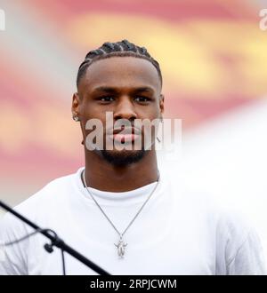 Am 2. September 2023 beobachtet der USC-Basketballspieler Bronny James das NCAA-Fußballspiel zwischen dem Nevada Wolf Pack und USC Trojans im Los Angeles Coliseum in Los Angeles, Kalifornien. Obligatorischer Fotokredit: Charles Baus/CSM Stockfoto