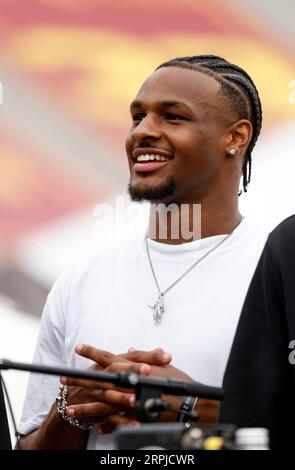 Am 2. September 2023 beobachtet der USC-Basketballspieler Bronny James das NCAA-Fußballspiel zwischen dem Nevada Wolf Pack und USC Trojans im Los Angeles Coliseum in Los Angeles, Kalifornien. Obligatorischer Fotokredit: Charles Baus/CSM Stockfoto