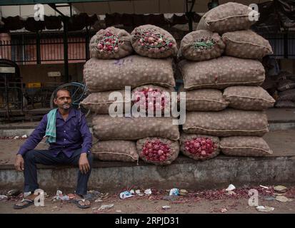 191205 -- NEW DELHI, 5. Dezember 2019 -- ein Zwiebelverkäufer wartet auf Kunden auf einem Großhandelsmarkt in New Delhi, Indien, am 5. Dezember 2019. Die Zwiebelpreise in den indischen staaten steigen weiter an, als die Regierung versprach, die Speisezwiebeln aus anderen Ländern zu importieren. INDIEN-NEU-DELHI-ZWIEBELPREISE IN DIE HÖHE SCHNELLEN JAVEDXDAR PUBLICATIONXNOTXINXCHN Stockfoto