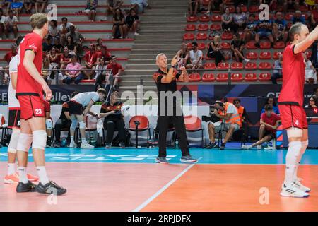 Ancona, Italien. September 2023. Emanuele Zanini, der Cheftrainer Belgiens, der während der Finalrunde 5 der Männer-Volleyball-Europameisterschaft 2023 zwischen Deutschland und Belgien in Palaprometeo gesehen wurde. Endstand; Deutschland 3:2 Belgien. Quelle: SOPA Images Limited/Alamy Live News Stockfoto