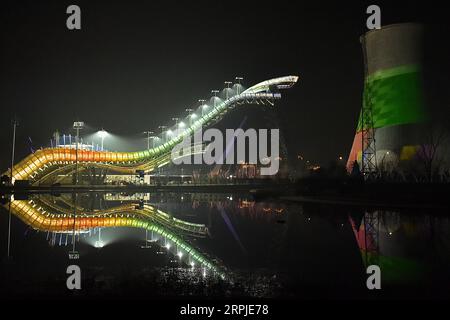 191207 -- PEKING, 7. Dez. 2019 -- Foto aufgenommen am 6. Dez. 2019 zeigt einen nächtlichen Blick auf die Sprungschanzplattform im Shougang Park in Peking, der Hauptstadt Chinas. XINHUA FOTOS DES TAGES ChenxZhonghao PUBLICATIONxNOTxINxCHN Stockfoto