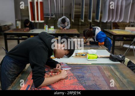 191207 -- PU er, 7. Dez. 2019 -- Ein Student des Kunstinstituts macht Jueban Holzschnitt-Malerei im Holzschnitt-Atelier der Pu er Universität in Pu er Stadt, Südwestchina Provinz Yunnan, 5. Dez. 2019. Der Jueban-Holzschnitt ist eine Art Holzschnitzerei, die aus der Stadt Pu er in den 1980er Jahren stammt CHINA-YUNNAN-PU ER-HOLZSCHNITT-MALEREI CN HUXCHAO PUBLICATIONXNOTXINXCHN Stockfoto