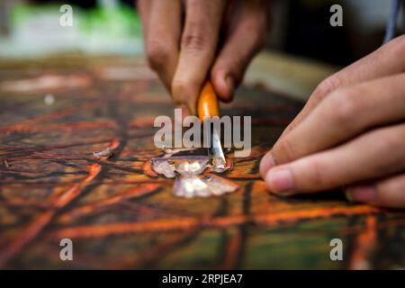 191207 -- PU er, 7. Dez. 2019 -- Ein Student des Kunstinstituts macht Jueban Holzschnitt-Malerei im Holzschnitt-Atelier der Pu er Universität in Pu er Stadt, Südwestchina Provinz Yunnan, 5. Dez. 2019. Der Jueban-Holzschnitt ist eine Art Holzschnitzerei, die aus der Stadt Pu er in den 1980er Jahren stammt CHINA-YUNNAN-PU ER-HOLZSCHNITT-MALEREI CN HUXCHAO PUBLICATIONXNOTXINXCHN Stockfoto