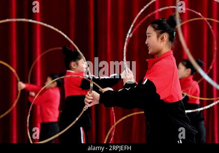 191207 -- XINCAI, 7. Dezember 2019 -- Schüler nehmen an einer Akrobatik-Ausbildung auf Eis an einer Berufsschule für Kunst auf Eis im Xincai County, zentralchinesische Provinz Henan, 6. Dezember 2019 Teil. Insgesamt 69 Schüler im Alter von 4 bis 19 Jahren üben hier täglich die Grundfertigkeiten und erhalten eine Programmschulung auf Eis. Ihre Bemühungen haben sich mit auf Eis stattfindenden und vielfach ausgezeichneten Aufführungen im in- und Ausland ausgezahlt. CHINA-HENAN-XINCAI COUNTY-STUDENT-SHOW AUF ICE CN LIXAN PUBLICATIONXNOTXINXCHN Stockfoto