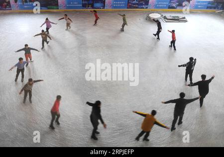 191207 -- XINCAI, 7. Dezember 2019 -- Schüler üben Grundkenntnisse auf Eis an einer Berufsschule für Kunst auf Eis im Xincai County, Provinz Henan in Zentralchina, 5. Dezember 2019. Insgesamt 69 Schüler im Alter von 4 bis 19 Jahren üben hier täglich die Grundfertigkeiten und erhalten eine Programmschulung auf Eis. Ihre Bemühungen haben sich mit auf Eis stattfindenden und vielfach ausgezeichneten Aufführungen im in- und Ausland ausgezahlt. CHINA-HENAN-XINCAI COUNTY-STUDENT-SHOW AUF ICE CN HAOXYUAN PUBLICATIONXNOTXINXCHN Stockfoto