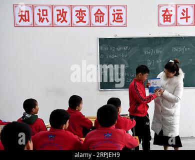 191207 -- XINCAI, 7. Dez. 2019 -- Schüler belegen Matheunterricht an einer Berufsschule für Kunst auf Eis im Xincai County, Provinz Henan in Zentralchina, 5. Dez. 2019. Insgesamt 69 Schüler im Alter von 4 bis 19 Jahren üben hier täglich die Grundfertigkeiten und erhalten eine Programmschulung auf Eis. Ihre Bemühungen haben sich mit auf Eis stattfindenden und vielfach ausgezeichneten Aufführungen im in- und Ausland ausgezahlt. CHINA-HENAN-XINCAI COUNTY-STUDENT-SHOW AUF ICE CN LIXAN PUBLICATIONXNOTXINXCHN Stockfoto