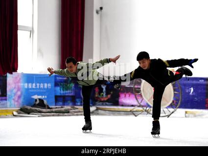 191207 -- XINCAI, 7. Dezember 2019 -- Schüler üben Grundkenntnisse auf Eis an einer Berufsschule für Kunst auf Eis im Xincai County, Provinz Henan in Zentralchina, 5. Dezember 2019. Insgesamt 69 Schüler im Alter von 4 bis 19 Jahren üben hier täglich die Grundfertigkeiten und erhalten eine Programmschulung auf Eis. Ihre Bemühungen haben sich mit auf Eis stattfindenden und vielfach ausgezeichneten Aufführungen im in- und Ausland ausgezahlt. CHINA-HENAN-XINCAI COUNTY-STUDENT-SHOW AUF ICE CN HAOXYUAN PUBLICATIONXNOTXINXCHN Stockfoto