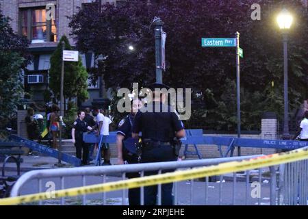 Brooklyn, Usa. September 2023. Die Polizei sperrt Teile der Route mit Tatortband ab. Eine Person erschoss und zwei Personen schossen auf der Paradenstraße für den jährlichen New York Caribbean Carnival in Crown Heights. Ein 20-jähriger Rüde wurde aufgeschlitzt, ein 16-jähriger Rüde wurde aufgeschlitzt und ein 19-jähriger Rüde wurde erschossen. Keine Verdächtigen sind in Gewahrsam. Quelle: SOPA Images Limited/Alamy Live News Stockfoto