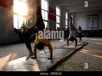 191207 -- XINCAI, 7. Dez. 2019 -- Schüler üben Grundkenntnisse an einer Berufsschule für Kunst auf Eis im Xincai County, Provinz Henan in Zentralchina, 5. Dez. 2019. Insgesamt 69 Schüler im Alter von 4 bis 19 Jahren üben hier täglich die Grundfertigkeiten und erhalten eine Programmschulung auf Eis. Ihre Bemühungen haben sich mit auf Eis stattfindenden und vielfach ausgezeichneten Aufführungen im in- und Ausland ausgezahlt. CHINA-HENAN-XINCAI COUNTY-STUDENT-SHOW AUF ICE CN LIXAN PUBLICATIONXNOTXINXCHN Stockfoto