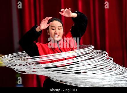 191207 -- XINCAI, 7. Dezember 2019 -- Ein Schüler nimmt an einer Akrobatik-Ausbildung auf Eis an einer Berufsschule für Kunst auf Eis im Xincai County, zentralchinesische Provinz Henan, 6. Dezember 2019 Teil. Insgesamt 69 Schüler im Alter von 4 bis 19 Jahren üben hier täglich die Grundfertigkeiten und erhalten eine Programmschulung auf Eis. Ihre Bemühungen haben sich mit auf Eis stattfindenden und vielfach ausgezeichneten Aufführungen im in- und Ausland ausgezahlt. CHINA-HENAN-XINCAI COUNTY-STUDENT-SHOW AUF ICE CN HAOXYUAN PUBLICATIONXNOTXINXCHN Stockfoto