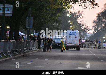 Brooklyn, Usa. September 2023. Die Polizei untersucht den Tatort. Eine Person erschoss und zwei Personen schossen auf der Paradenstraße für den jährlichen New York Caribbean Carnival in Crown Heights. Ein 20-jähriger Rüde wurde aufgeschlitzt, ein 16-jähriger Rüde wurde aufgeschlitzt und ein 19-jähriger Rüde wurde erschossen. Keine Verdächtigen sind in Gewahrsam. Quelle: SOPA Images Limited/Alamy Live News Stockfoto