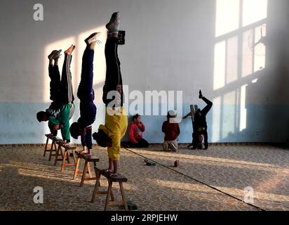 191207 -- XINCAI, 7. Dez. 2019 -- Schüler nehmen an einer Handstandstrainings-Berufsschule für Kunst auf Eis im Xincai County, Provinz Henan in Zentralchina, 5. Dez. 2019, Teil. Insgesamt 69 Schüler im Alter von 4 bis 19 Jahren üben hier täglich die Grundfertigkeiten und erhalten eine Programmschulung auf Eis. Ihre Bemühungen haben sich mit auf Eis stattfindenden und vielfach ausgezeichneten Aufführungen im in- und Ausland ausgezahlt. CHINA-HENAN-XINCAI COUNTY-STUDENT-SHOW AUF ICE CN LIXAN PUBLICATIONXNOTXINXCHN Stockfoto