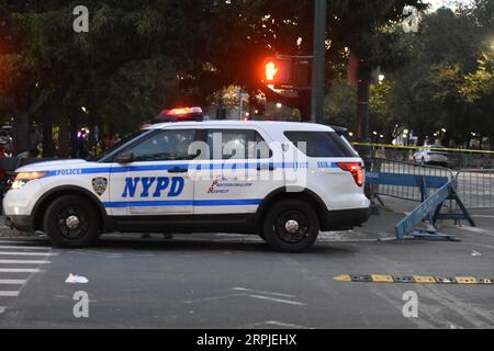 Brooklyn, Usa. September 2023. Die Polizei sperrt Teile der Route mit Tatortband ab. Eine Person erschoss und zwei Personen schossen auf der Paradenstraße für den jährlichen New York Caribbean Carnival in Crown Heights. Ein 20-jähriger Rüde wurde aufgeschlitzt, ein 16-jähriger Rüde wurde aufgeschlitzt und ein 19-jähriger Rüde wurde erschossen. Keine Verdächtigen sind in Gewahrsam. Quelle: SOPA Images Limited/Alamy Live News Stockfoto
