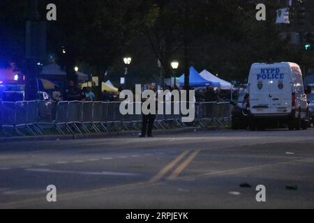 Brooklyn, Usa. September 2023. Die Polizei untersucht den Tatort. Eine Person erschoss und zwei Personen schossen auf der Paradenstraße für den jährlichen New York Caribbean Carnival in Crown Heights. Ein 20-jähriger Rüde wurde aufgeschlitzt, ein 16-jähriger Rüde wurde aufgeschlitzt und ein 19-jähriger Rüde wurde erschossen. Keine Verdächtigen sind in Gewahrsam. (Foto: Kyle Mazza/SOPA Images/SIPA USA) Credit: SIPA USA/Alamy Live News Stockfoto