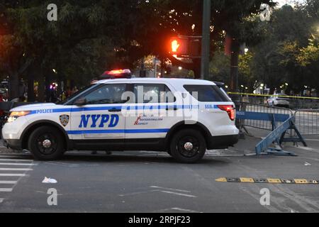 Brooklyn, Usa. September 2023. Die Polizei sperrt Teile der Route mit Tatortband ab. Eine Person erschoss und zwei Personen schossen auf der Paradenstraße für den jährlichen New York Caribbean Carnival in Crown Heights. Ein 20-jähriger Rüde wurde aufgeschlitzt, ein 16-jähriger Rüde wurde aufgeschlitzt und ein 19-jähriger Rüde wurde erschossen. Keine Verdächtigen sind in Gewahrsam. (Foto: Kyle Mazza/SOPA Images/SIPA USA) Credit: SIPA USA/Alamy Live News Stockfoto