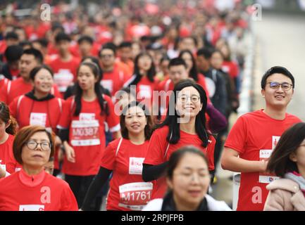 191209 -- PEKING, 9. Dezember 2019 -- Menschen nehmen am internationalen Halbmarathon 2019 in Chongqing im Bezirk Banan, südwestchinesische Gemeinde Chongqing, 8. Dezember 2019 Teil. XINHUA FOTOS DES TAGES WangxQuanchao PUBLICATIONxNOTxINxCHN Stockfoto