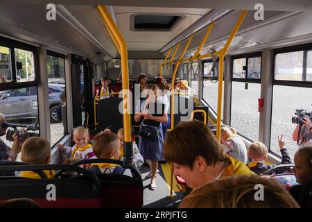 Kharkiv, Ukraine. September 2023. Kinder werden nach dem Unterricht an der U-Bahn-Station mit einem Schulbus abgeholt. Einige ukrainische Kinder beginnen das Schuljahr am 4. September in einer U-Bahn-Station in Charkiw, der zweitgrößten Stadt der Ukraine. Da die östliche Stadt in unmittelbarer Nähe zur russischen Grenze liegt, können offizielle Angstschulen ein leichtes Ziel sein. Offiziell errichtete 60 Klassenzimmer in 5 U-Bahnhöfen in Charkow, so dass mehr als 1.000 Kinder zur Schule zurückkehren konnten. Quelle: SOPA Images Limited/Alamy Live News Stockfoto