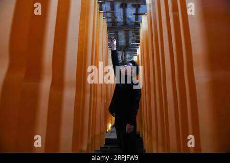 191209 -- JINGXIAN, 9. Dezember 2019 -- Cao Jianqins Sohn Cao Li trocknet Xuan-Papier in der Zijinlou Xuan-Papierfabrik im Jingxian County, Stadt Xuancheng in der ostchinesischen Provinz Anhui, 8. November 2019. Xuan-Papier, traditionelles chinesisches Papier, das im Jingxian County in der Stadt Xuancheng hergestellt wird, hat eine Geschichte von mehr als 1.000 Jahren. Bei mehr als 100 Verfahren kostet die Herstellung des Papiers mindestens ein Jahr, um das Material in das Endprodukt zu verwandeln. Das Papier ist bekannt für seine ausgezeichnete Handwerkskunst, seine feine Qualität und seine lange Erhaltungszeit. Es wird von chinesischen Künstlern und Kalligrafen geliebt und heißt Papier mit li Stockfoto