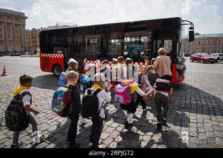 Kharkiv, Ukraine. September 2023. Kinder werden nach dem Unterricht an der U-Bahn-Station mit einem Schulbus abgeholt. Einige ukrainische Kinder beginnen das Schuljahr am 4. September in einer U-Bahn-Station in Charkiw, der zweitgrößten Stadt der Ukraine. Da die östliche Stadt in unmittelbarer Nähe zur russischen Grenze liegt, können offizielle Angstschulen ein leichtes Ziel sein. Offiziell errichtete 60 Klassenzimmer in 5 U-Bahnhöfen in Charkow, so dass mehr als 1.000 Kinder zur Schule zurückkehren konnten. (Foto: Ashley Chan/SOPA Images/SIPA USA) Credit: SIPA USA/Alamy Live News Stockfoto