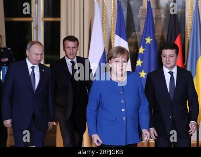 191210 -- PARIS, 10. Dezember 2019 -- der russische Präsident Wladimir Putin, der französische Präsident Emmanuel Macron, die deutsche Bundeskanzlerin Angela Merkel und der ukrainische Präsident Wolodymyr Zelensky L to R nehmen am 4. Gipfel der Normandie in Paris, Frankreich, 9. Dezember 2019, Teil. Die Ukraine und Russland einigten sich auf eine vollständige und umfassende Umsetzung des Waffenstillstands in der Ostukraine vor Ende 2019 kündigten die Staats- und Regierungschefs Russlands, der Ukraine, Frankreichs und Deutschlands am Montagabend in Paris an, nachdem sie ihre Gespräche mit dem Namen Normandie-vier-Gipfel geführt hatten. FRANKREICH-PARIS-NORMANDIE VIER GIPFEL GaoxJing PUBLICATIONxNOTxINxCHN Stockfoto