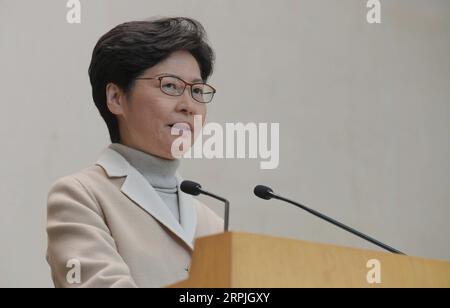 191210 -- HONG KONG, 10. Dezember 2019 Xinhua -- Hong Kong Special Administrative Region HKSAR Chief Executive Carrie Lam nimmt am 10. Dezember 2019 an einem Pressebriefing im südchinesischen Hongkong Teil. Seit seiner Rückkehr ins Mutterland hat Hongkong erhebliche Fortschritte in Bezug auf Rechtsstaatlichkeit und gerichtliche Unabhängigkeit gemacht, sagte Lam und forderte die Einwohner auf, die hart errungenen Errungenschaften zu schätzen. Xinhua/Lui Siu Wai CHINA-HONG KONG-CARRIE LAM-PRESS BRIEFING CN PUBLICATIONxNOTxINxCHN Stockfoto