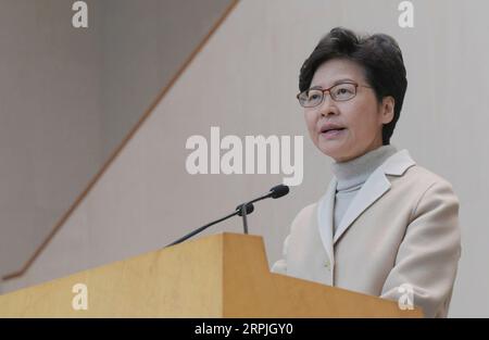 191210 -- HONG KONG, 10. Dezember 2019 Xinhua -- Hong Kong Special Administrative Region HKSAR Chief Executive Carrie Lam nimmt am 10. Dezember 2019 an einem Pressebriefing im südchinesischen Hongkong Teil. Seit seiner Rückkehr ins Mutterland hat Hongkong erhebliche Fortschritte in Bezug auf Rechtsstaatlichkeit und gerichtliche Unabhängigkeit gemacht, sagte Lam und forderte die Einwohner auf, die hart errungenen Errungenschaften zu schätzen. Xinhua/Lui Siu Wai CHINA-HONG KONG-CARRIE LAM-PRESS BRIEFING CN PUBLICATIONxNOTxINxCHN Stockfoto