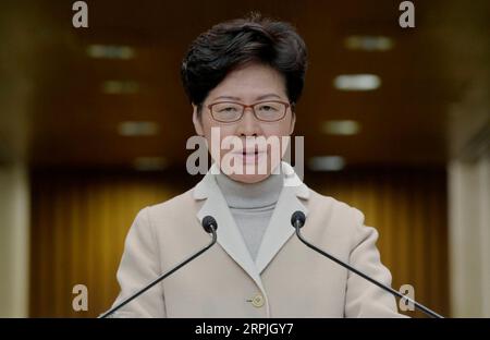 191210 -- HONG KONG, 10. Dezember 2019 Xinhua -- Hong Kong Special Administrative Region HKSAR Chief Executive Carrie Lam nimmt am 10. Dezember 2019 an einem Pressebriefing im südchinesischen Hongkong Teil. Seit seiner Rückkehr ins Mutterland hat Hongkong erhebliche Fortschritte in Bezug auf Rechtsstaatlichkeit und gerichtliche Unabhängigkeit gemacht, sagte Lam und forderte die Einwohner auf, die hart errungenen Errungenschaften zu schätzen. Xinhua/Lui Siu Wai CHINA-HONG KONG-CARRIE LAM-PRESS BRIEFING CN PUBLICATIONxNOTxINxCHN Stockfoto