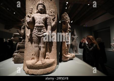 191210 -- SAN FRANCISCO, 10. Dezember 2019 -- Ein Besucher fotografiert Ausstellungen im Asian Art Museum of San Francisco, USA, 9. Dezember 2019. ZU GEHEN MIT San Francisco Kunst Museum Augen mehr öffentliches Interesse an chinesischen künstlerischen Einfluss nach Renovierung Projekt Foto von /Xinhua U.S.-SAN FRANCISCO-ASIAN ART MUSEUM-AUSSTELLUNG LiuxYilin PUBLICATIONxNOTxINxCHN Stockfoto