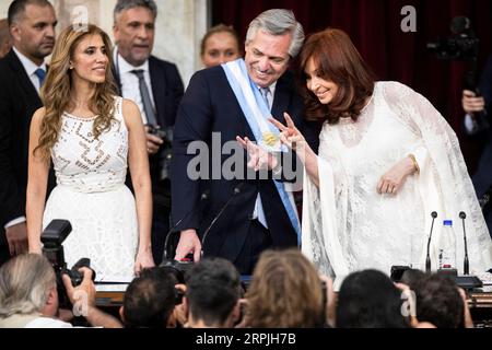 191211 -- PEKING, 11. Dezember 2019 -- der argentinische Präsident Alberto Fernandez und die Vizepräsidentin Cristina Fernandez Gesten während einer Zeremonie in Buenos Aires, der Hauptstadt Argentiniens, am 10. Dezember 2019. Alberto Fernandez von der Jedermann-Front-Koalition wurde am Dienstag bei einer Zeremonie im Nationalkongress als Präsident Argentiniens vereidigt. XINHUA FOTOS DES TAGES MartinxZabala PUBLICATIONxNOTxINxCHN Stockfoto