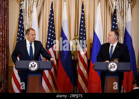 191212 -- PEKING, 12. Dezember 2019 -- US-Außenminister Mike Pompeo R und der russische Außenminister Sergej Lawrow halten am 10. Dezember 2019 eine gemeinsame Pressekonferenz in Washington D.C. ab. Foto von /Xinhua XINHUA FOTOS DES TAGES TingxShen PUBLICATIONxNOTxINxCHN Stockfoto